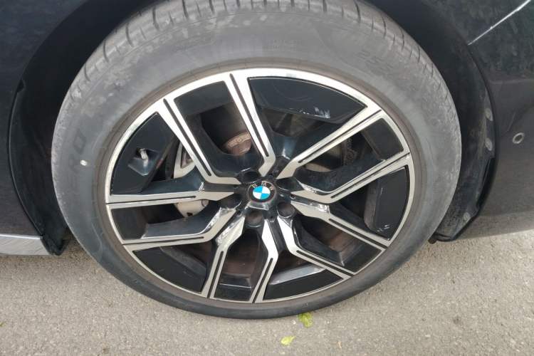 Used BMW 7 Series 2023 735Li M Sport Package Right Front Wheel Hub