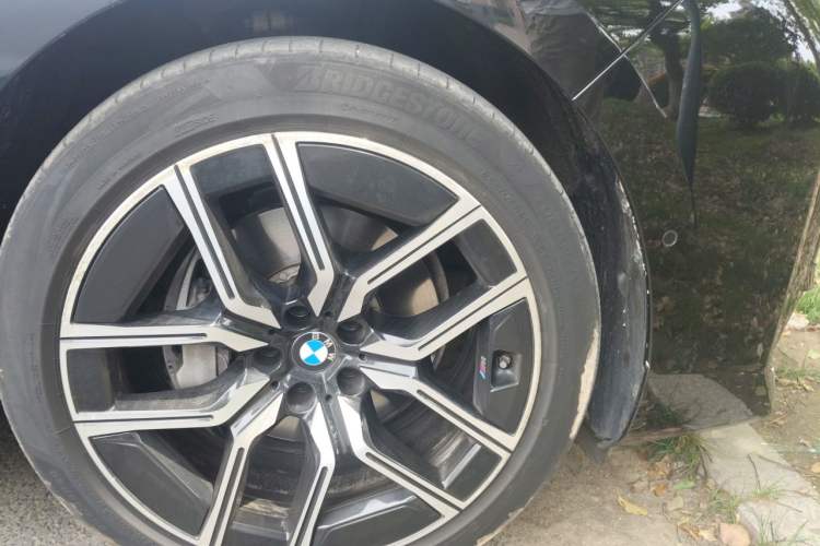 Used BMW 7 Series 2023 735Li M Sport Package Right Front Wheel Hub