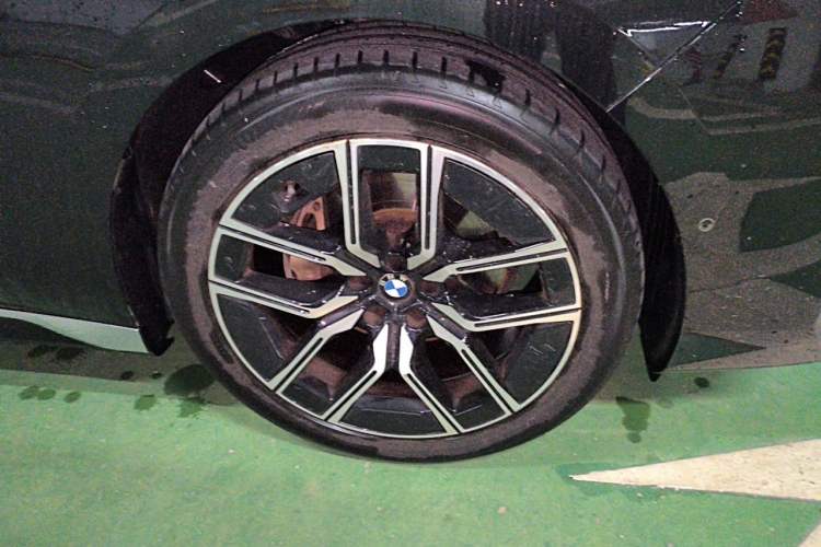 Used BMW 7 Series 2023 735Li M Sport Package Right Front Wheel Hub