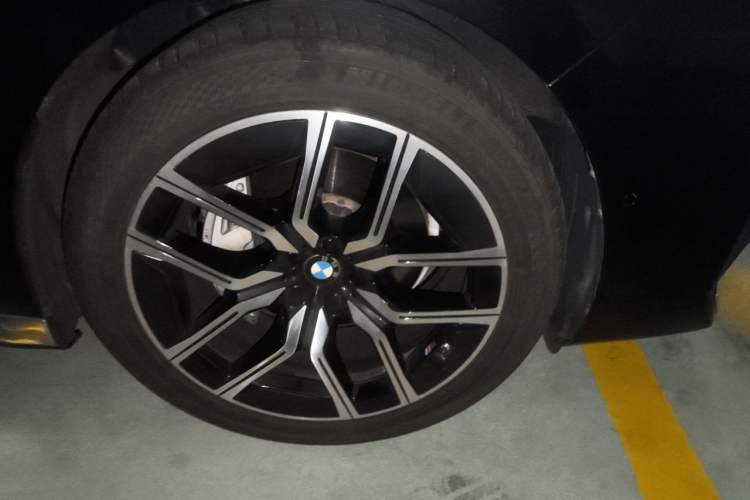 Used BMW 7 Series 2023 735Li M Sport Package Right Front Wheel Hub