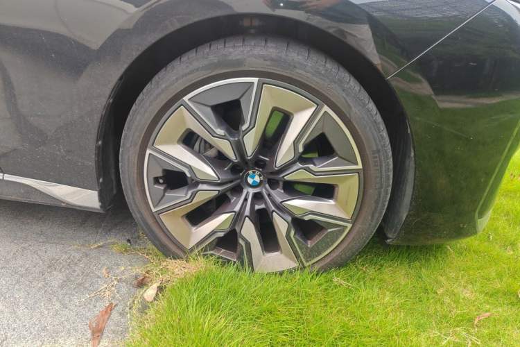 Used BMW 7 Series 2023 740Li Luxury Edition with Premium Package Right Front Wheel Hub