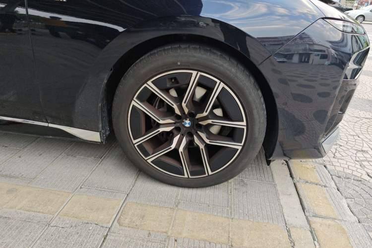 Used BMW 7 Series 2023 735Li M Sport Package Right Front Wheel Hub