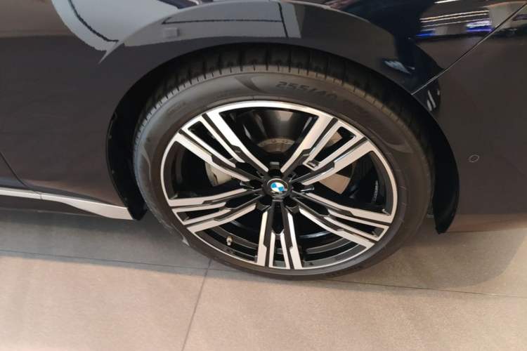 Used BMW 7 Series 2023 740Li Leading Model M Sport Package Right Front Wheel Hub