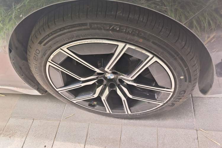 Used BMW 7 Series 2023 735Li M Sport Package Right Front Wheel Hub