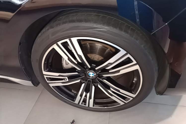 Used BMW 7 Series 2023 740Li Luxury Edition M Sport Package Right Front Wheel Hub