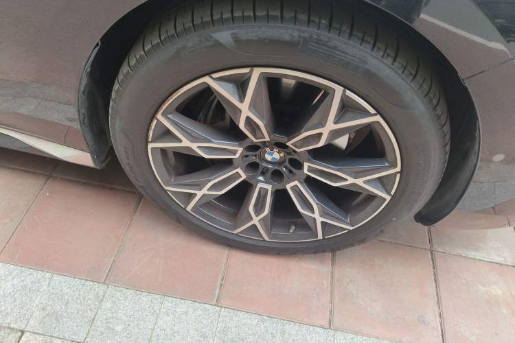 Used BMW 7 Series 2023 735Li Luxury Package Right Front Wheel Hub