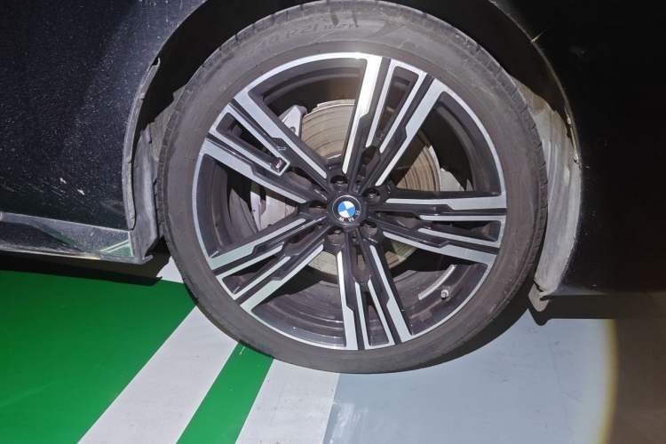 Used BMW 7 Series 2023 Restyled 740Li Luxury Edition M Sport Package Right Front Wheel Hub