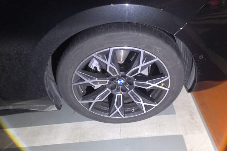 Used BMW 7 Series 2023 735Li Luxury Package Right Front Wheel Hub