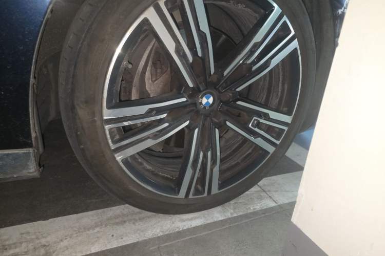 Used BMW 7 Series 2023 740Li Leading Model M Sport Package Right Front Wheel Hub