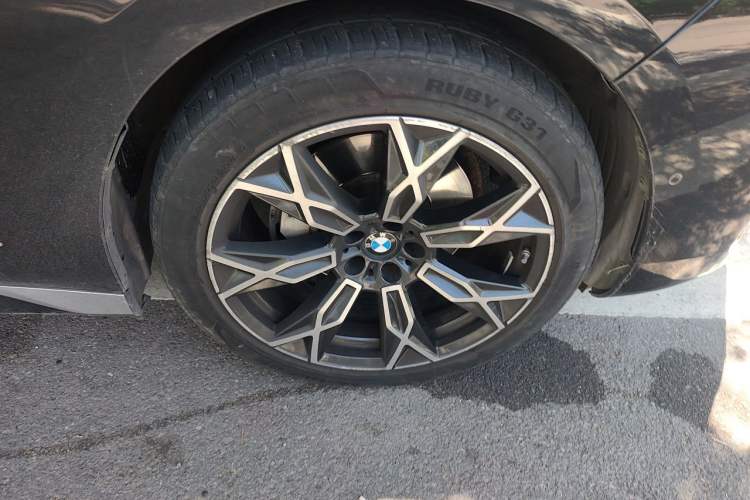 Used BMW 7 Series 2023 735Li Luxury Package Right Front Wheel Hub