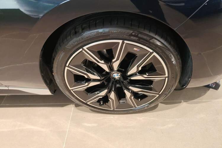 Used BMW 7 Series 2023 740Li Luxury Edition with Premium Package Right Front Wheel Hub