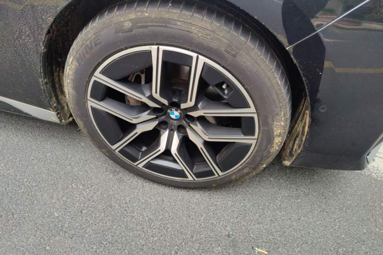 Used BMW 7 Series 2023 735Li M Sport Package Right Front Wheel Hub
