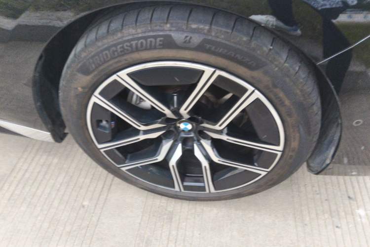 Used BMW 7 Series 2023 735Li M Sport Package Right Front Wheel Hub