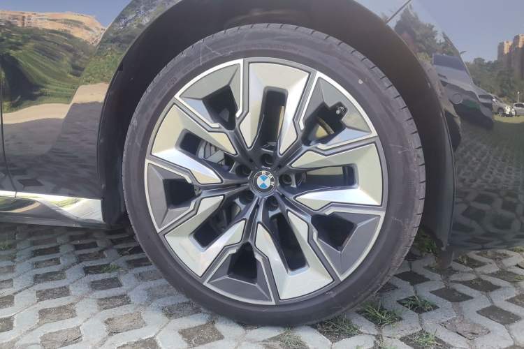 Used BMW 7 Series 2023 740Li Luxury Edition with Premium Package Right Front Wheel Hub
