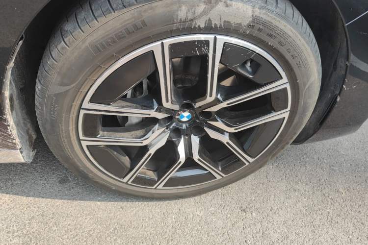 Used BMW 7 Series 2023 735Li M Sport Package Right Front Wheel Hub