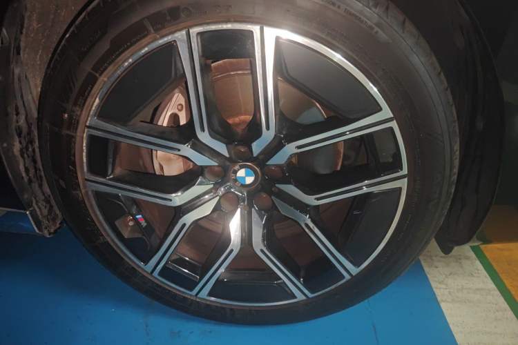 Used BMW 7 Series 2023 735Li M Sport Package Right Front Wheel Hub