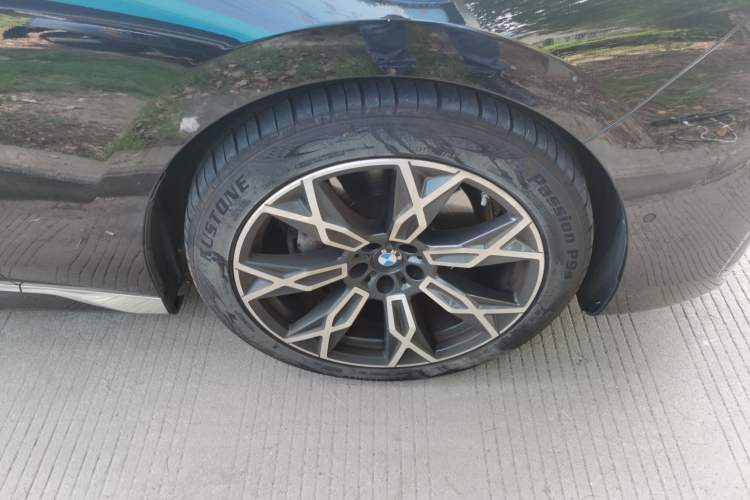Used BMW 7 Series 2023 735Li Luxury Package Right Front Wheel Hub