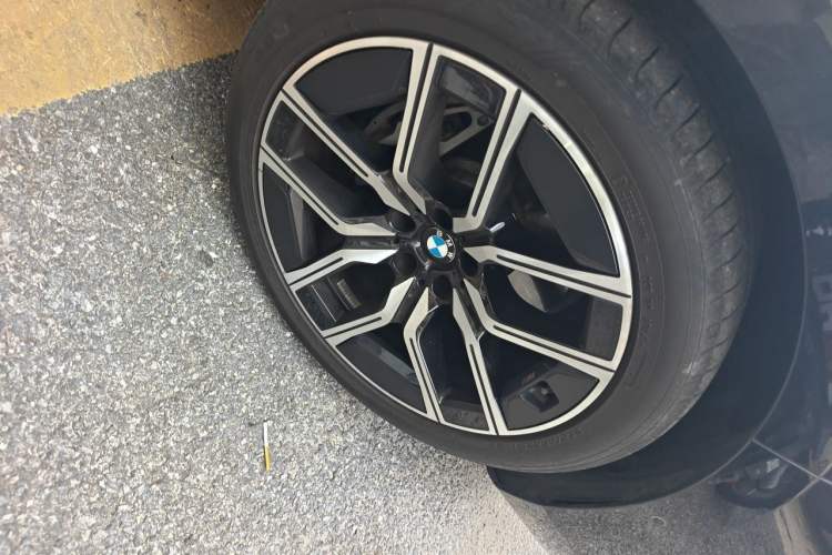 Used BMW 7 Series 2023 735Li M Sport Package Right Front Wheel Hub