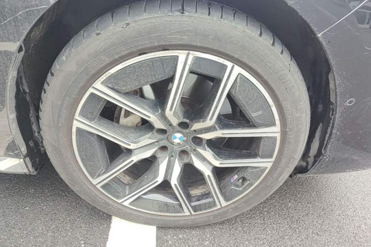 Used BMW 7 Series 2023 735Li M Sport Package Right Front Wheel Hub