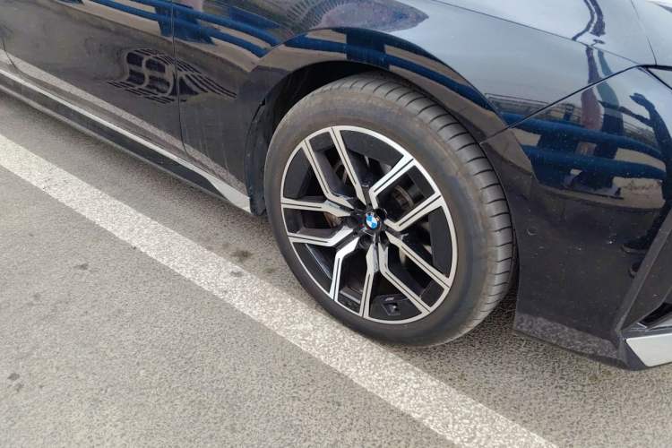 Used BMW 7 Series 2023 735Li M Sport Package Right Front Wheel Hub