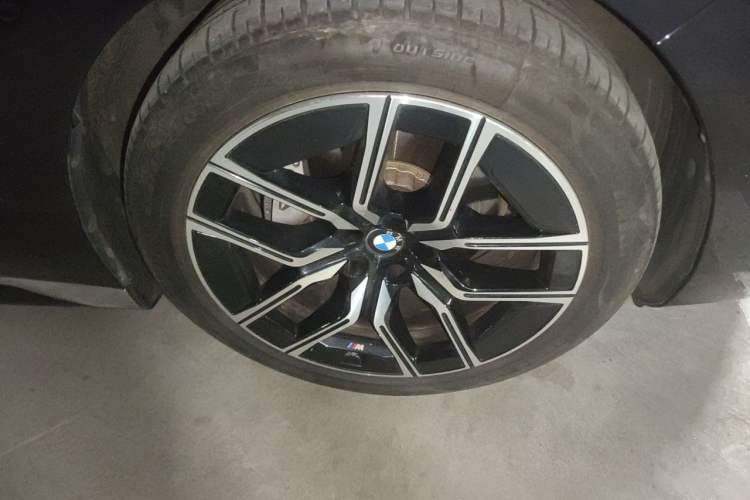 Used BMW 7 Series 2023 735Li M Sport Package Right Front Wheel Hub