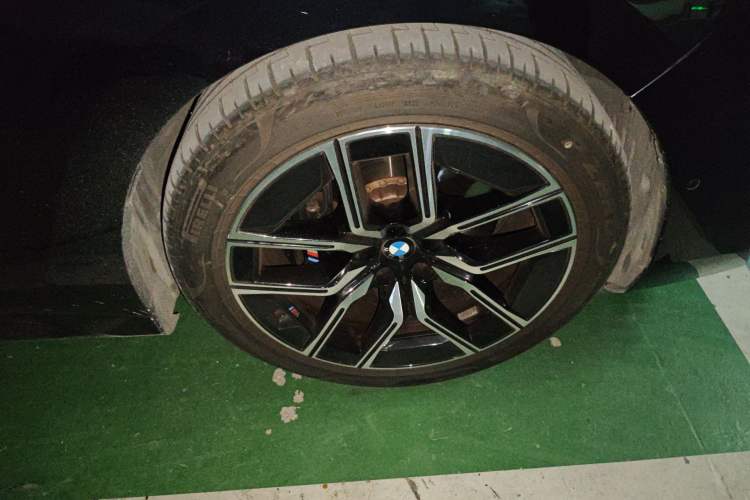 Used BMW 7 Series 2023 735Li M Sport Package Right Front Wheel Hub