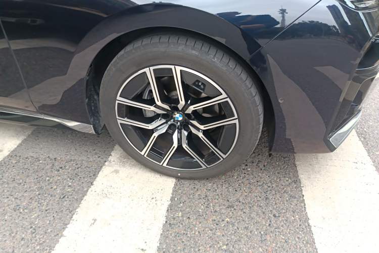 Used BMW 7 Series 2023 735Li M Sport Package Right Front Wheel Hub
