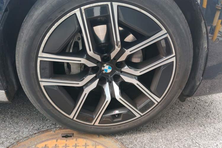 Used BMW 7 Series 2023 735Li M Sport Package Right Front Wheel Hub
