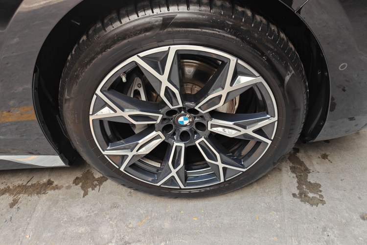 Used BMW 7 Series 2023 735Li Luxury Package Right Front Wheel Hub
