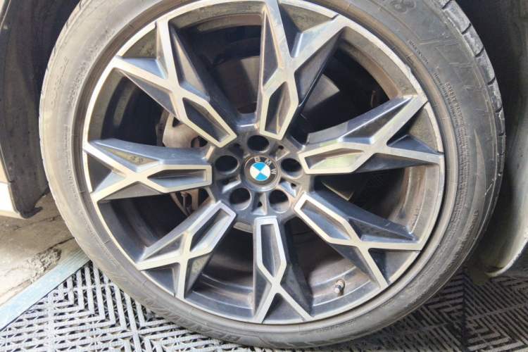 Used BMW 7 Series 2023 735Li Luxury Package Right Front Wheel Hub