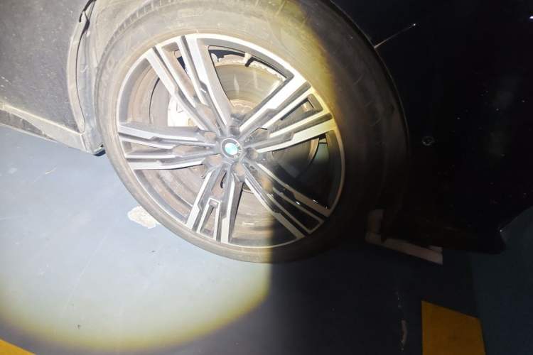 Used BMW 7 Series 2023 740Li Leading Model M Sport Package Right Front Wheel Hub