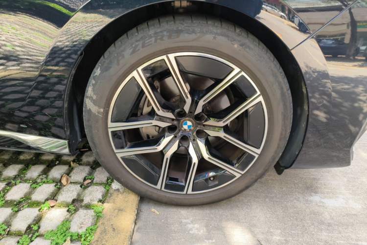 Used BMW 7 Series 2023 735Li M Sport Package Right Front Wheel Hub