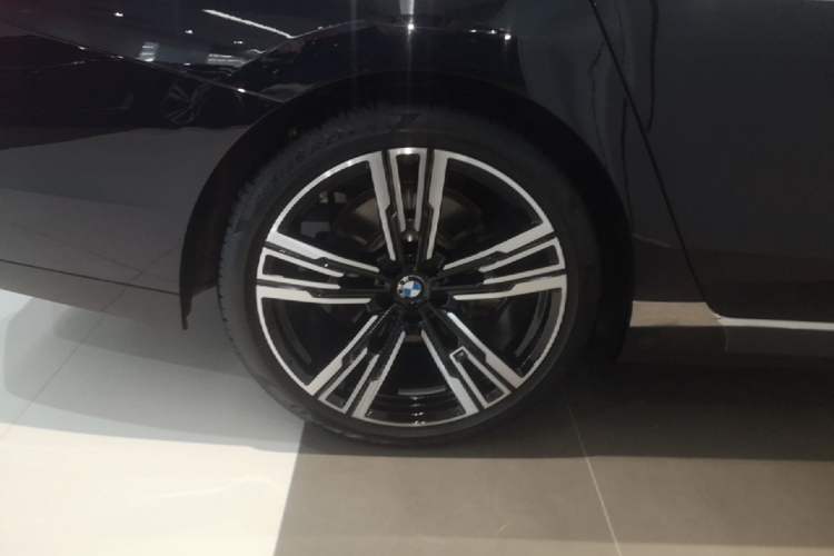 Used BMW 7 Series 2023 Restyled 740Li Luxury Edition M Sport Package Right Rear Wheel Hub