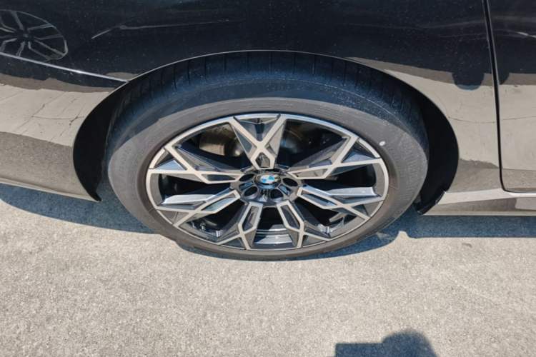 Used BMW 7 Series 2023 735Li Luxury Package Right Rear Wheel Hub
