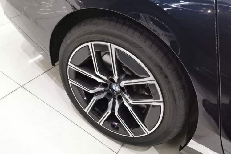 Used BMW 7 Series 2023 735Li M Sport Package Right Rear Wheel Hub