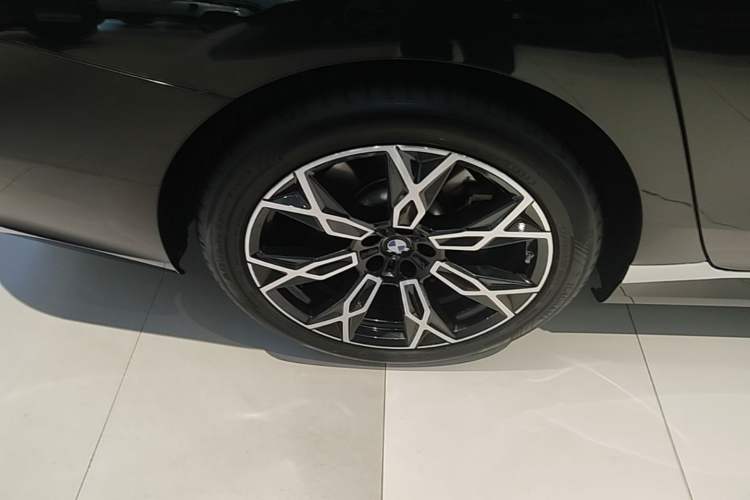 Used BMW 7 Series 2023 735Li Luxury Package Right Rear Wheel Hub
