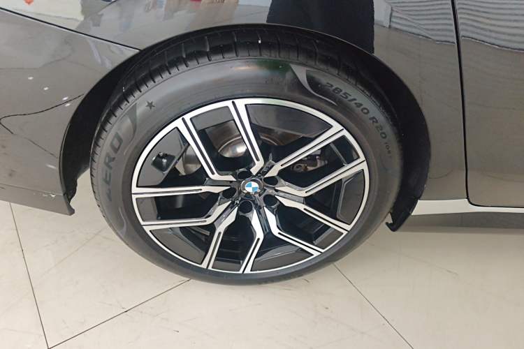 Used BMW 7 Series 2023 735Li M Sport Package Right Rear Wheel Hub