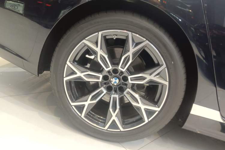 Used BMW 7 Series 2023 735Li Luxury Package Right Rear Wheel Hub