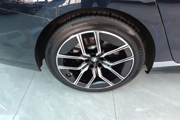 Used BMW 7 Series 2023 735Li M Sport Package Right Rear Wheel Hub