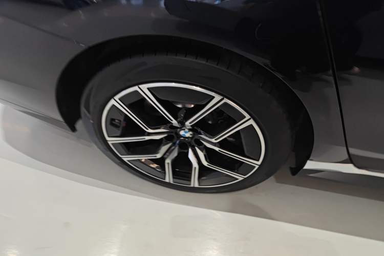 Used BMW 7 Series 2023 735Li M Sport Package Right Rear Wheel Hub