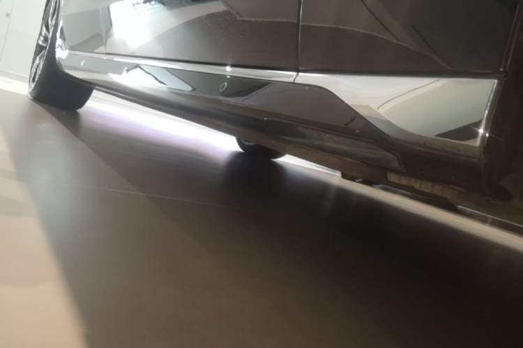 Used BMW 7 Series 2023 Restyled 740Li Luxury Edition M Sport Package Right Side Sill