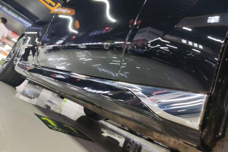 Used BMW 7 Series 2023 735Li Luxury Package Right Side Sill