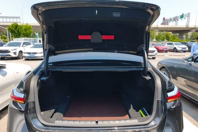 Used BMW 7 Series 2023 735Li Luxury Package Trunk