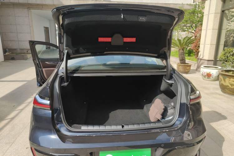 Used BMW 7 Series 2023 735Li M Sport Package Trunk