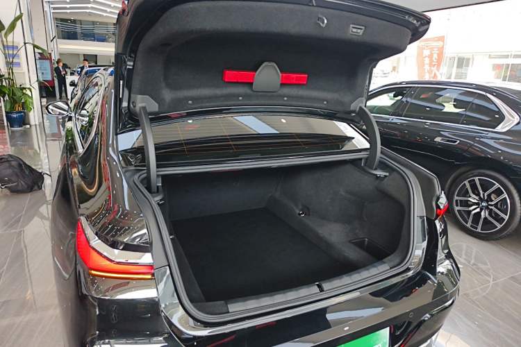 Used BMW 7 Series 2023 735Li M Sport Package Trunk