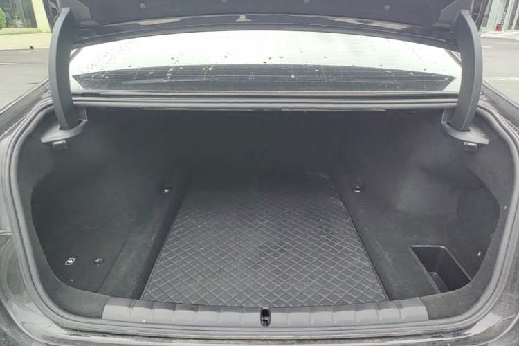 Used BMW 7 Series 2023 735Li M Sport Package Trunk