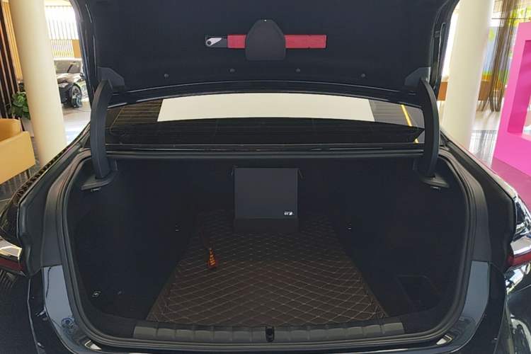 Used BMW 7 Series 2023 735Li Luxury Package Trunk
