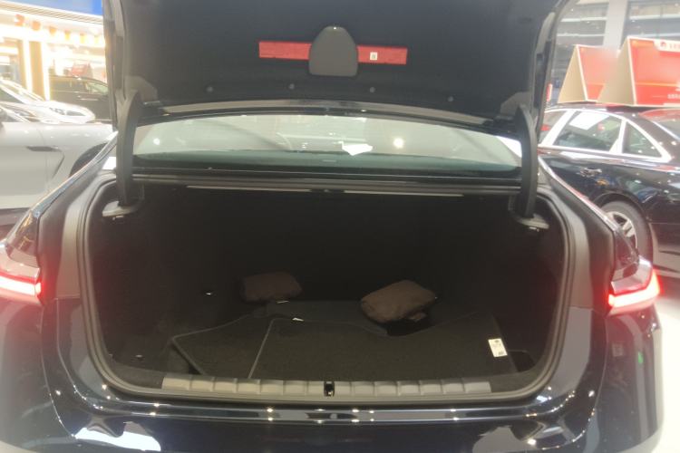 Used BMW 7 Series 2023 735Li Luxury Package Trunk
