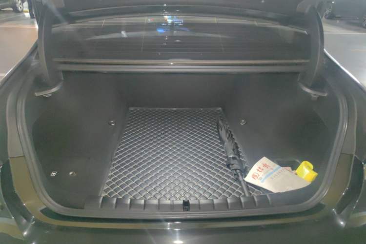 Used BMW 7 Series 2023 735Li M Sport Package Trunk