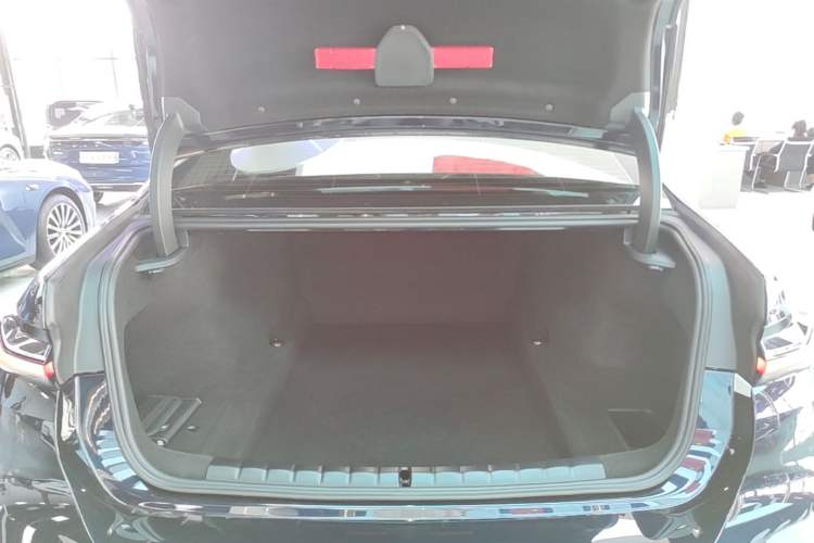 Used BMW 7 Series 2023 735Li M Sport Package Trunk